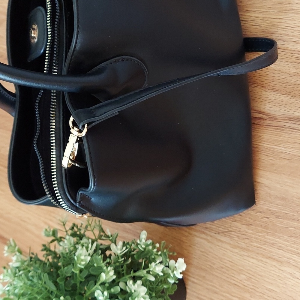 Halston purse. Size- 13,5x9x5 - Picture 3 of 8